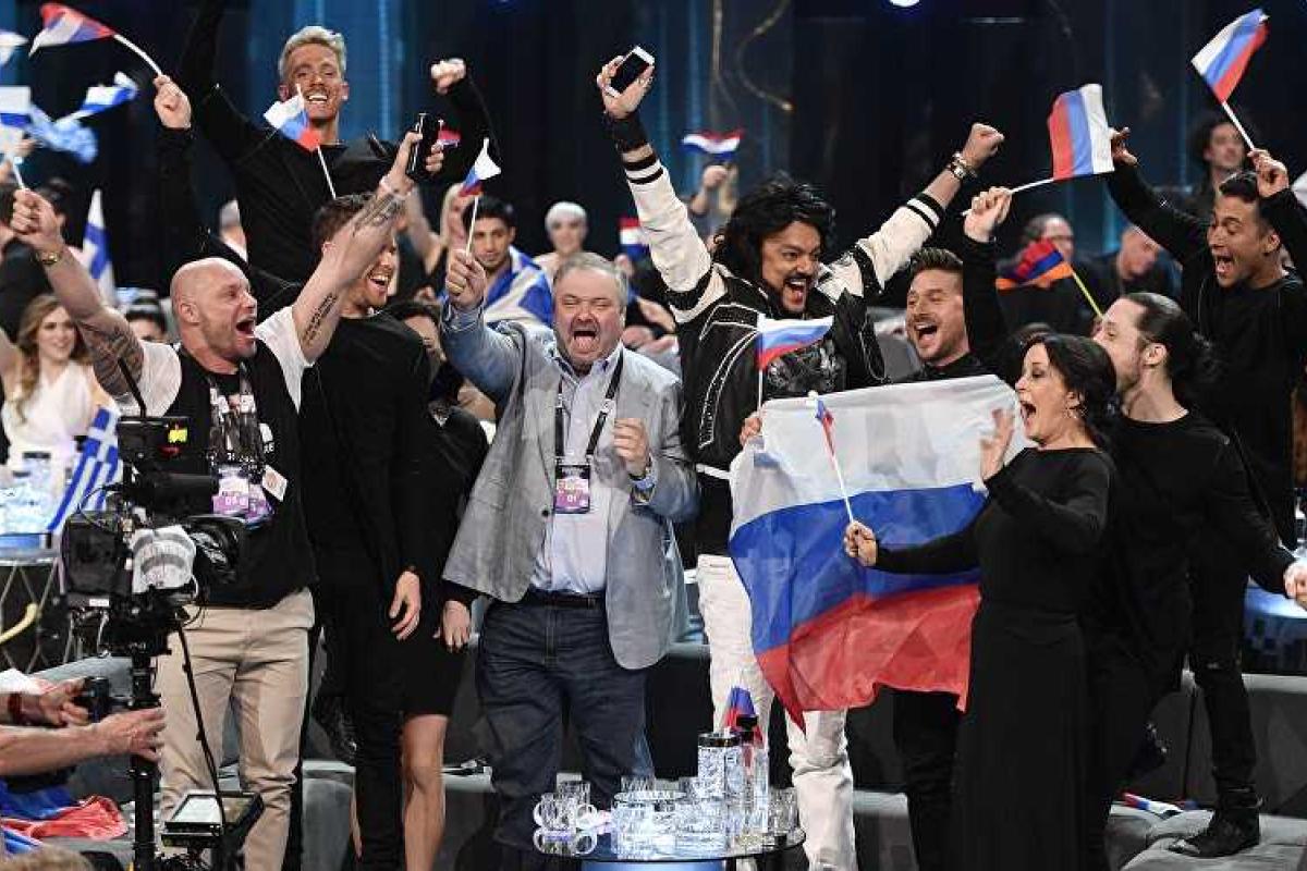 Сеть юморит над "кадром года": группа поддержки Лазарева онемела во время объявления победы Джамалы