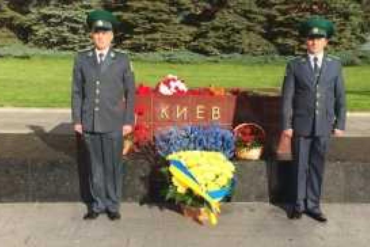 В Москве у мемориала городу-герою Киеву торжественно установлены желто-голубые цветы