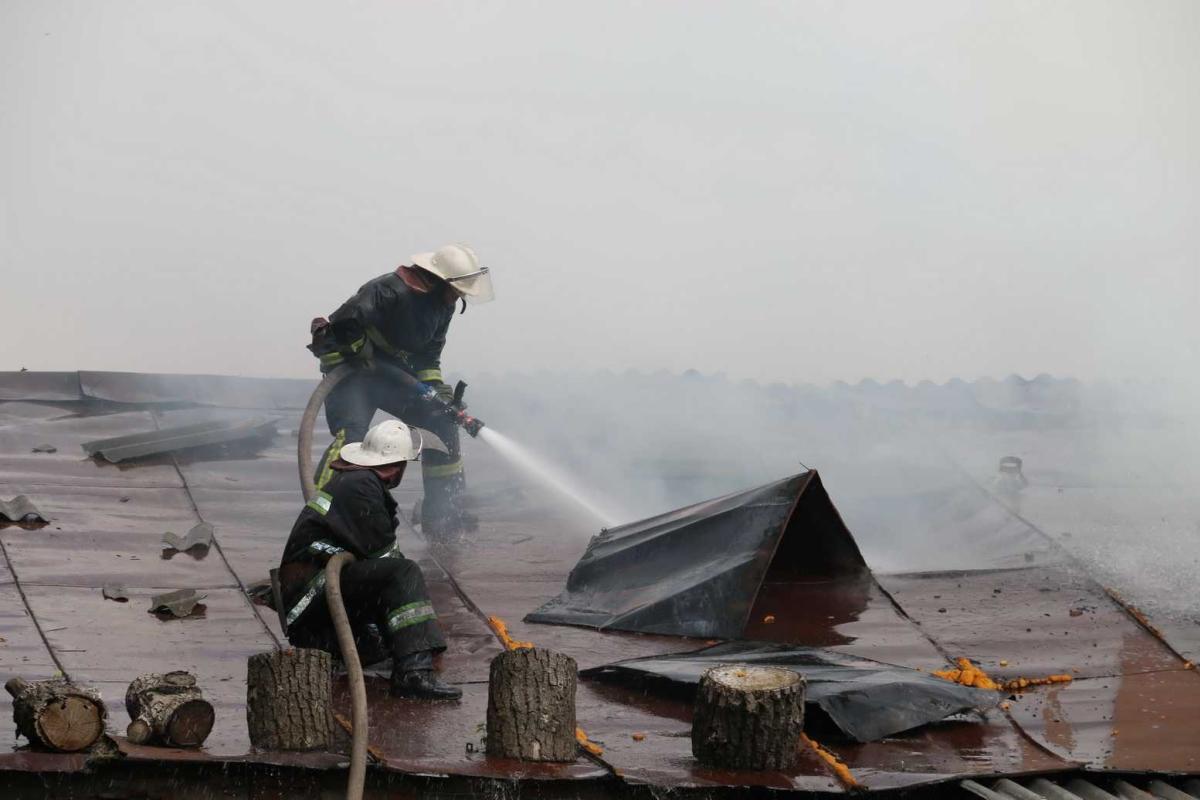 В Харькове произошел крупный пожар на частном предприятии: погиб человек В Харькове произошел крупный пожар на частном предприятии: погиб человек
