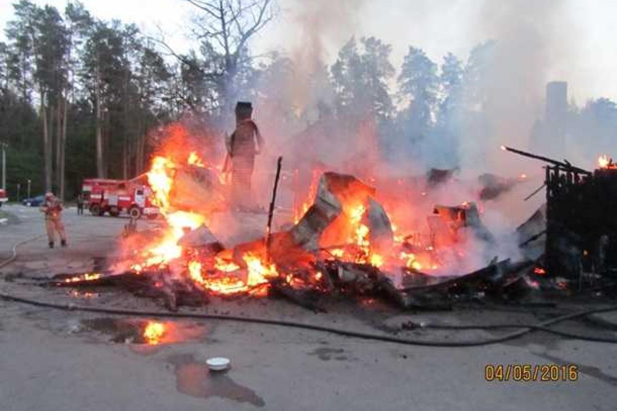 Под Киевом пожар полностью уничтожил придорожное кафе "Таверна" Под Киевом пожар полностью уничтожил придорожное кафе "Таверна"