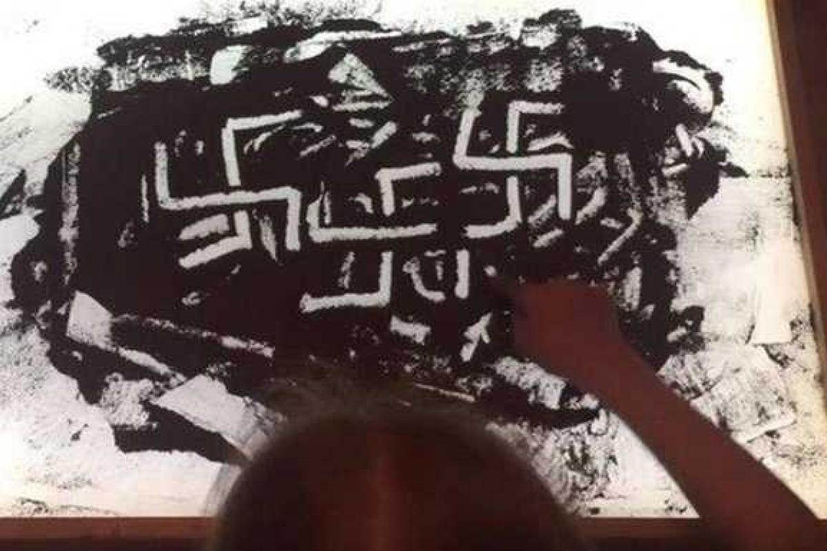 Скандал в сети: люди с возмущением обсуждает девочку, рисующую "прахом деда"