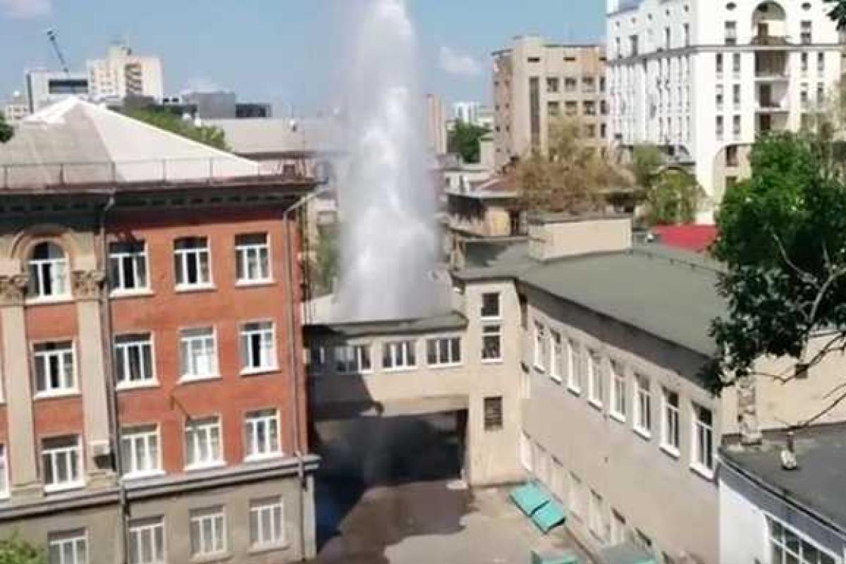 Во дворе харьковской школы бьет огромный фонтан воды Во дворе харьковской школы бьет огромный фонтан воды