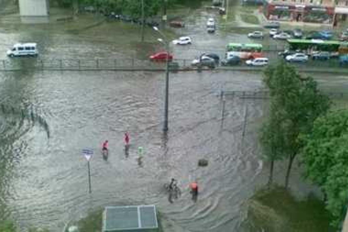 Умань в плену непогоды: машины по дорогам "плывут" как корабли