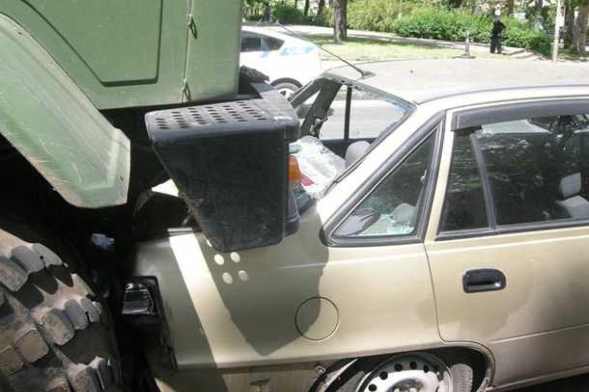 В Николаеве военные грузовики устроили ДТП, впечатав "Daewoo" в школьный автобус