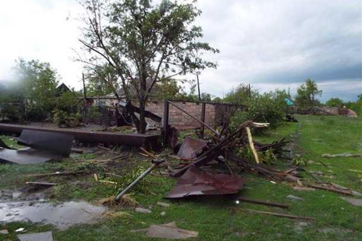 На Луганщине из-за непогоды повреждены жилые дома, повалены деревья, залиты подворья