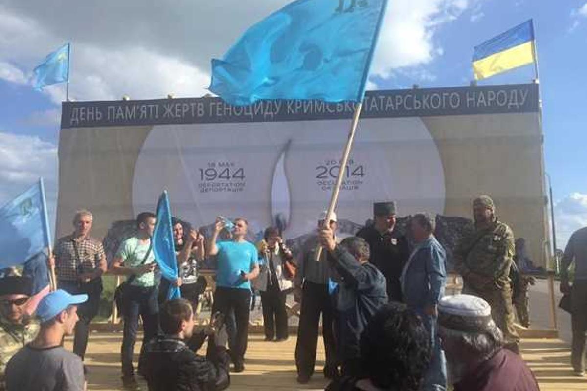 Марш крымских татар с хоровым исполнением гимна Украины провели на админгранице с Крымом Марш крымских татар с хоровым исполнением гимна Украины провели на админгранице с Крымом