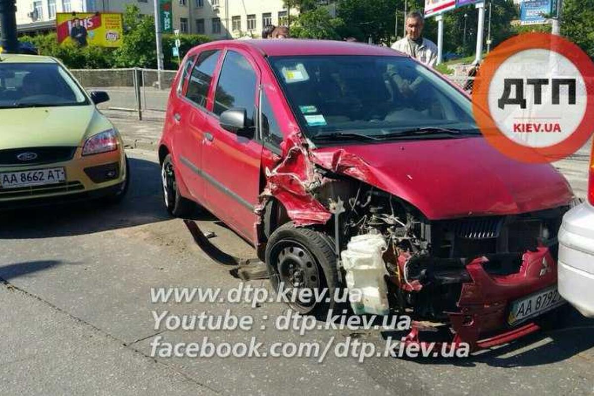 Масштабное ДТП в Киеве: разбиты 12 автомобилей, образовался огромный затор на дороге Масштабное ДТП в Киеве: разбиты 12 автомобилей, образовался огромный затор на дороге