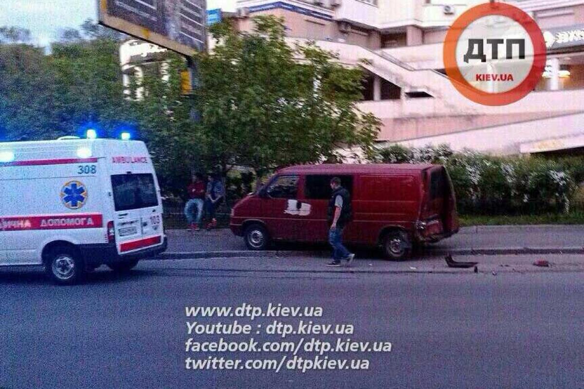 В Киеве "Lexus", не вписавшись в поворот, влетел в стоящий "Volkswagen"