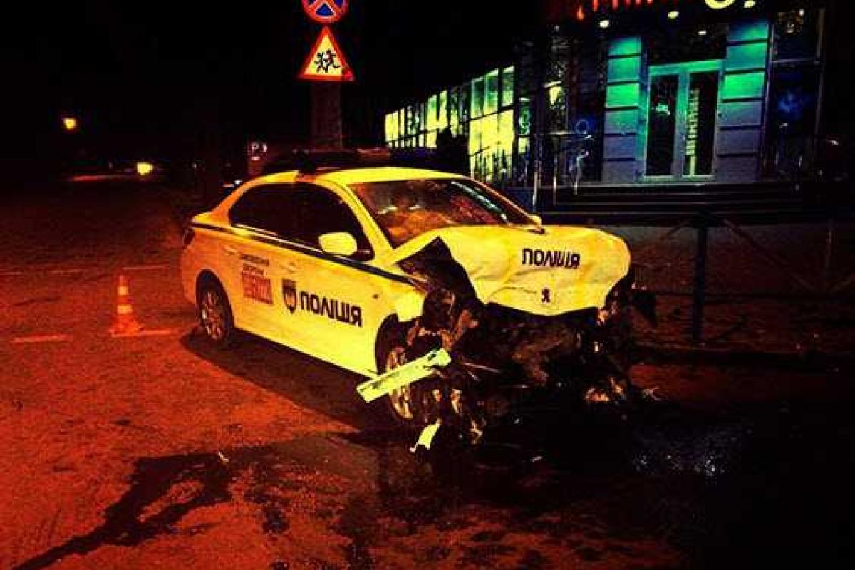 В Хмельницком автомобиль "BMW" смял машину патрульной полиции