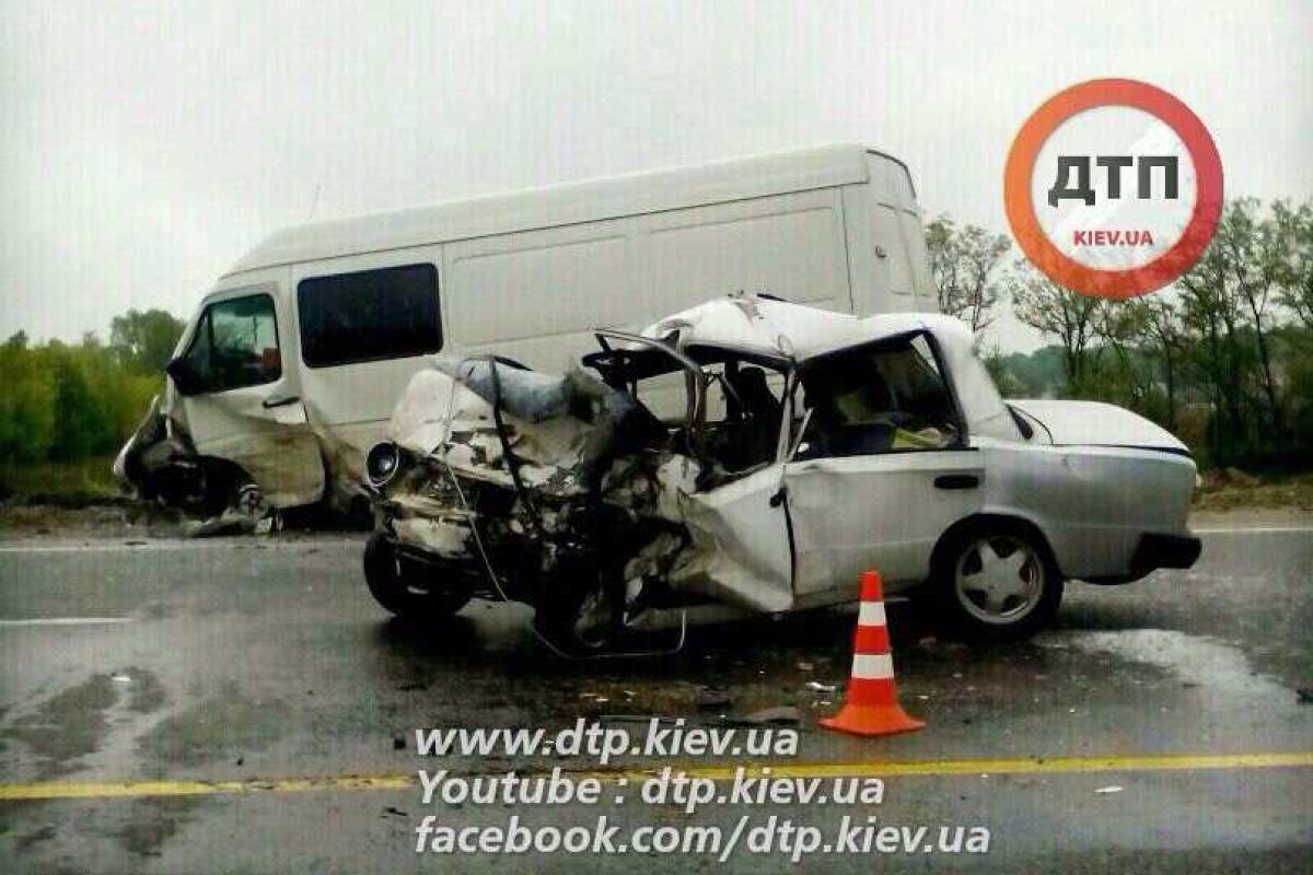 Под Киевом в лобовом столкновении погиб водитель "ВАЗа", еще два человека госпитализированы Под Киевом в лобовом столкновении погиб водитель "ВАЗа", еще два человека госпитализированы
