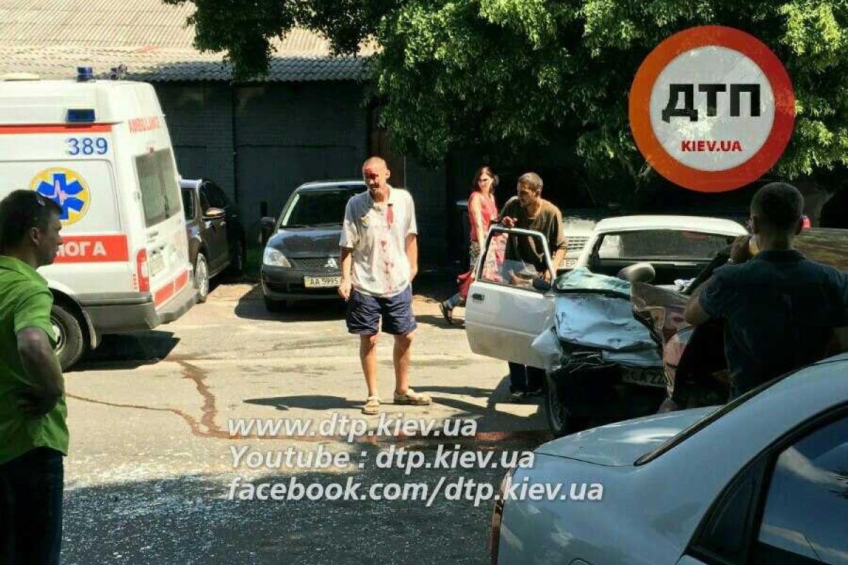 В Киеве пьяный водитель "Таврии" угробил 4 автомобиля В Киеве пьяный водитель "Таврии" угробил 4 автомобиля