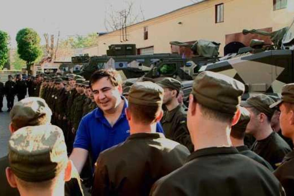 Бойцы "Азова" и "Нацгвардии", прибывшие в Одессу, получили пасхальные гостинцы от Саакашвили Бойцы "Азова" и "Нацгвардии", прибывшие в Одессу, получили пасхальные гостинцы от Саакашвили