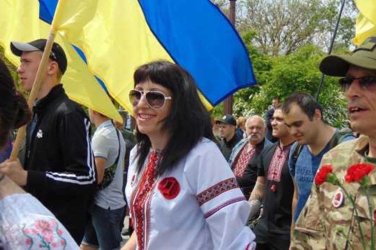 Одесситы провели марш в вышиванках, почтив память погибших во Второй мировой войне Одесситы провели марш в вышиванках, почтив память погибших во Второй мировой войне