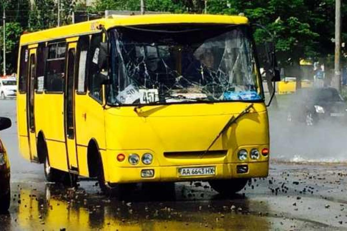 В Киеве прямо на проезжей части образовался горячий "гейзер" В Киеве прямо на проезжей части образовался горячий "гейзер"