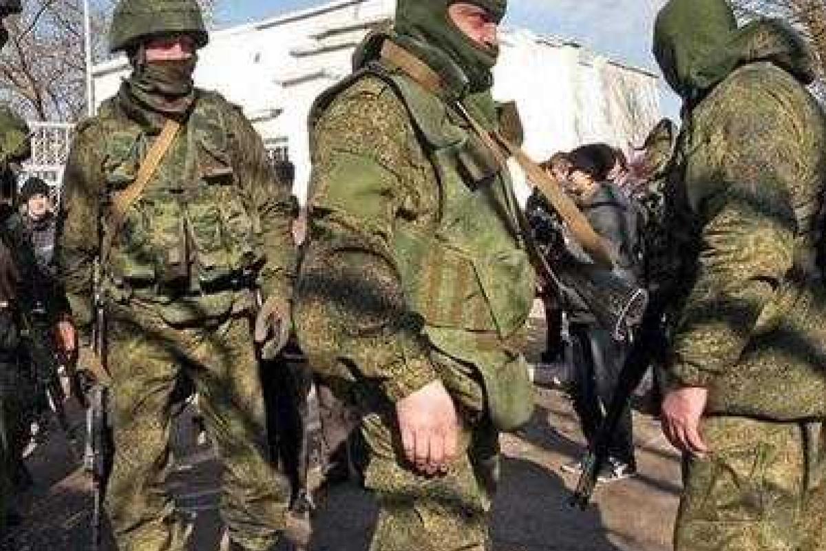 Местное население оккупированного Донбасса уже открыто ловит и лупит наглых российских вояк Местное население оккупированного Донбасса уже открыто ловит и лупит наглых российских вояк