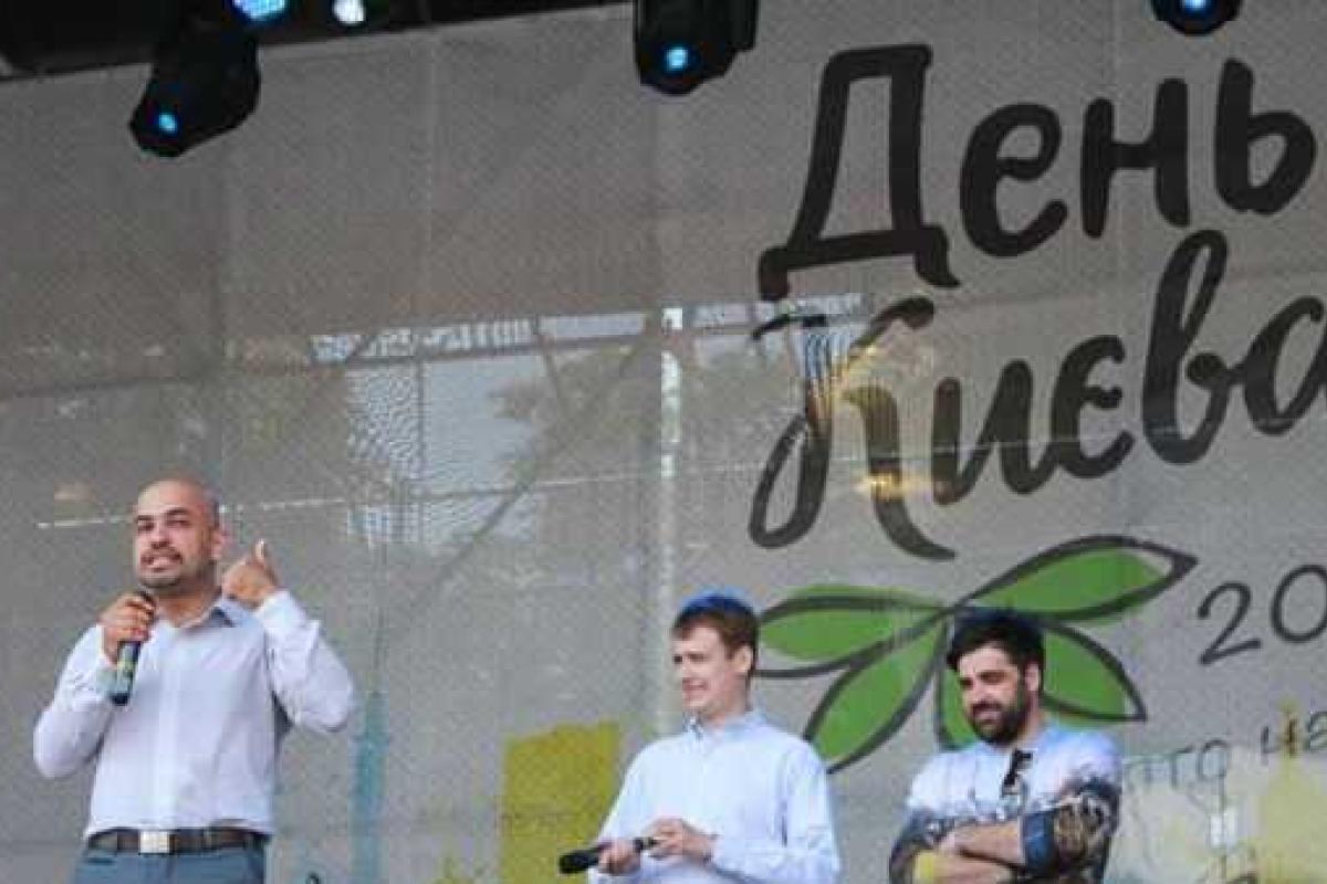 В Киеве решили побить мировой рекорд и провели массовый урок английского языка В Киеве решили побить мировой рекорд и провели массовый урок английского языка