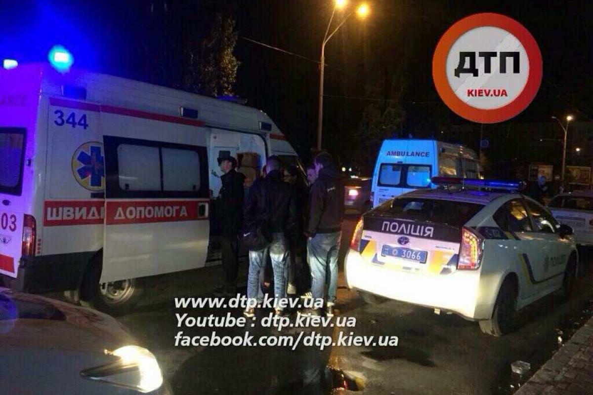 Массовая драка у киевского метро собрала всех патрульных полицейских района