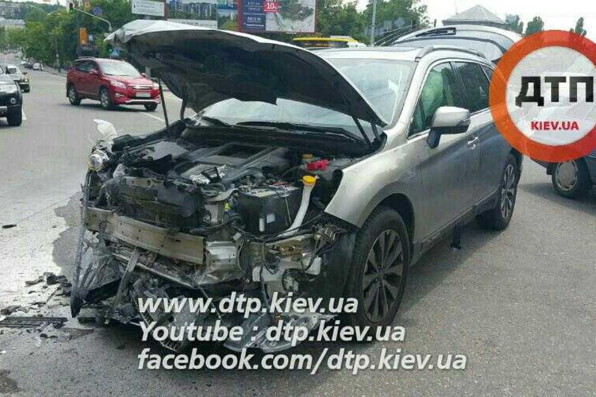 В Киеве автомобиль "Subaru" с тремя детьми-пассажирами влетел в "Seat"