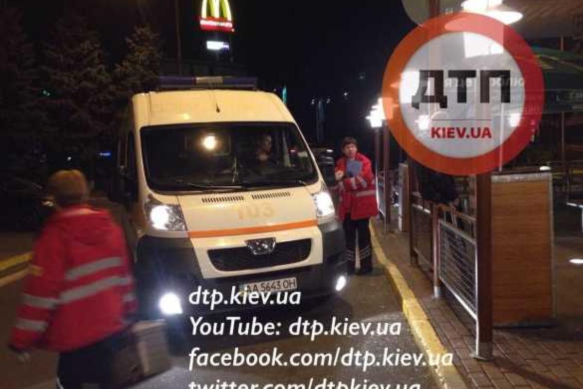 В Киеве окрававленный мужчина вырвался из автомобиля "Mercedes", в котором его хотели убить