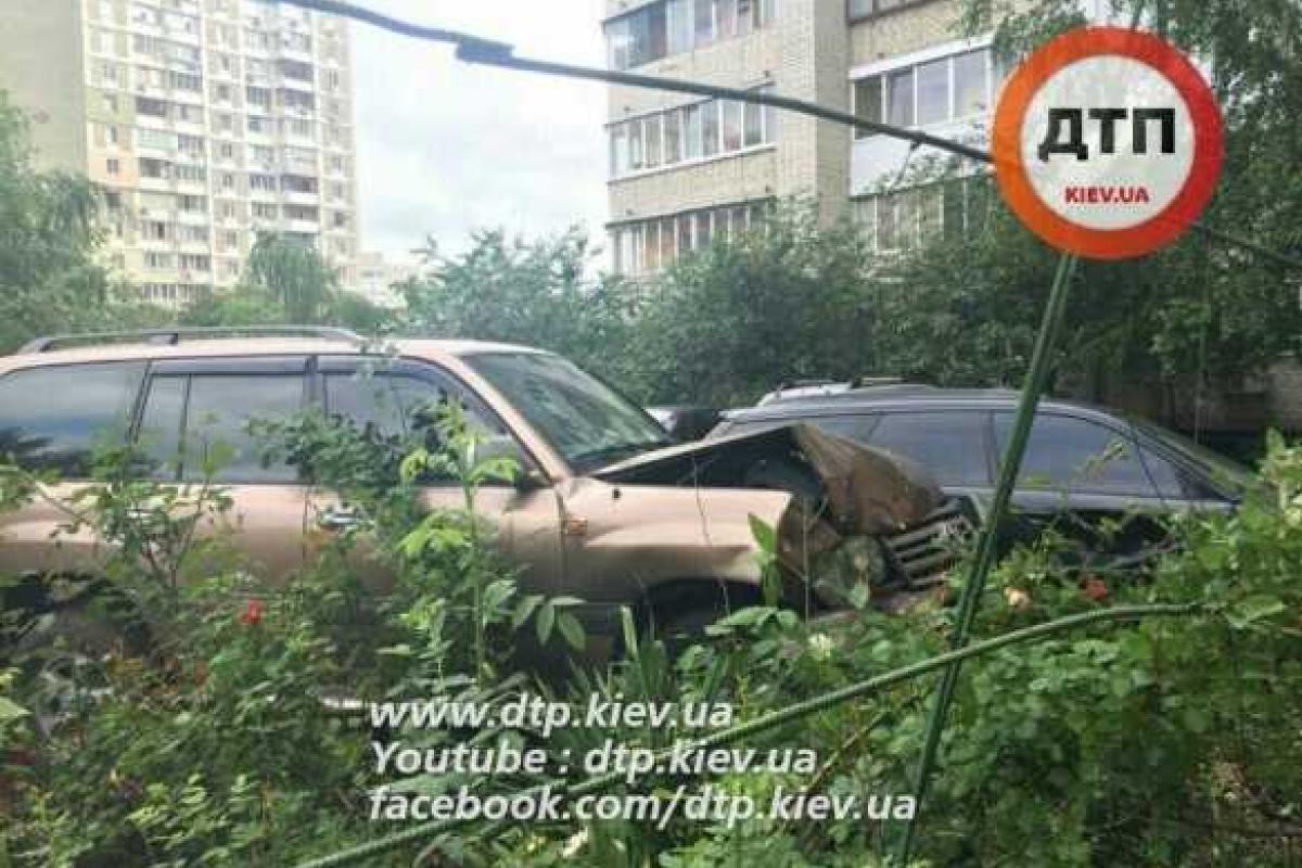 В Киеве пьяный судья на "Toyota Land Cruiser" припарковался в стоящий "Subaru"
