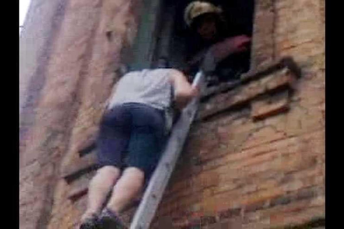 В Кременчуге заигравшихся на водонапорной башне подростков пришлось выручать спасателям В Кременчуге заигравшихся на водонапорной башне подростков пришлось выручать спасателям