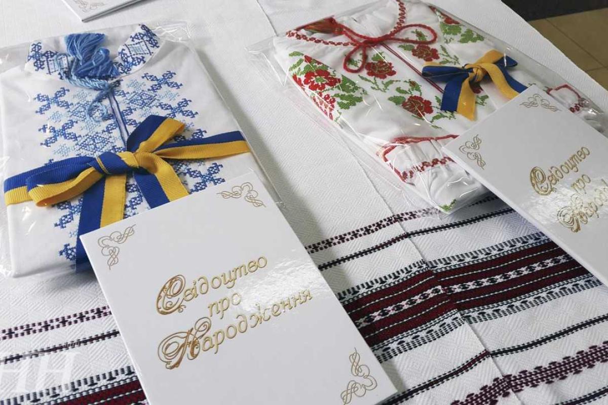 В Киеве новорожденным подарили распашонки-вышиванки В Киеве новорожденным подарили распашонки-вышиванки