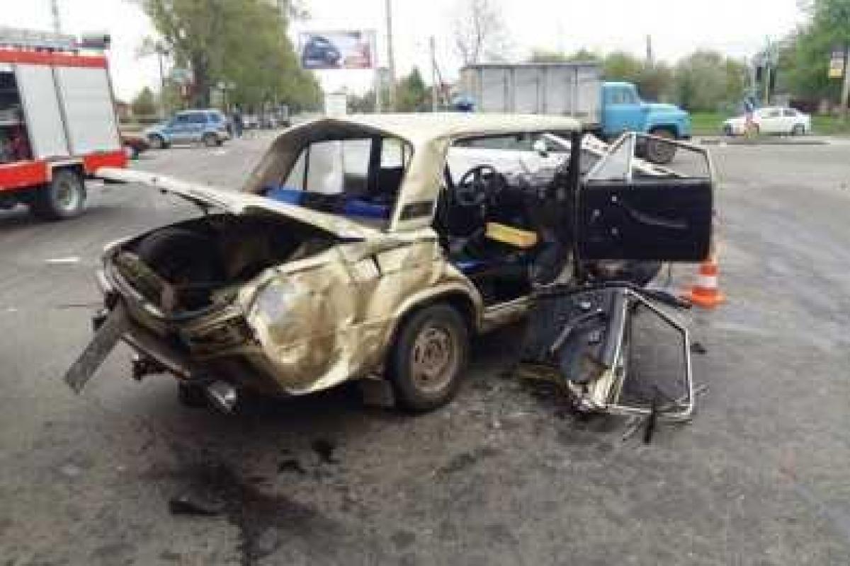 В Харькове "BMW" и "ВАЗ" не поделили дорогу: пять человек получили серьезные травмы