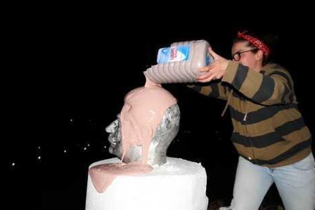 В Грузии бюст Сталина за ночь густо порозовел