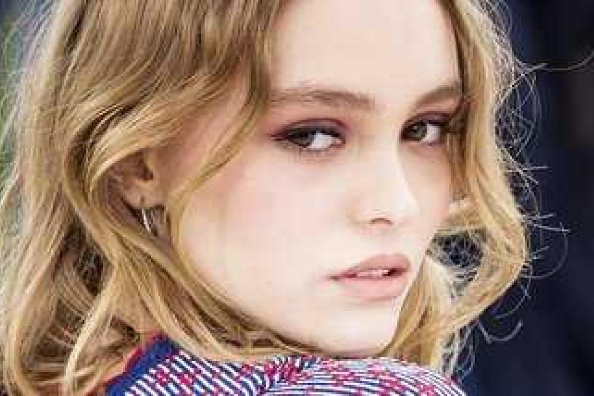 Дочь Ванессы Паради юная Лили-Роуз стала лицом нового аромата "Chanel"