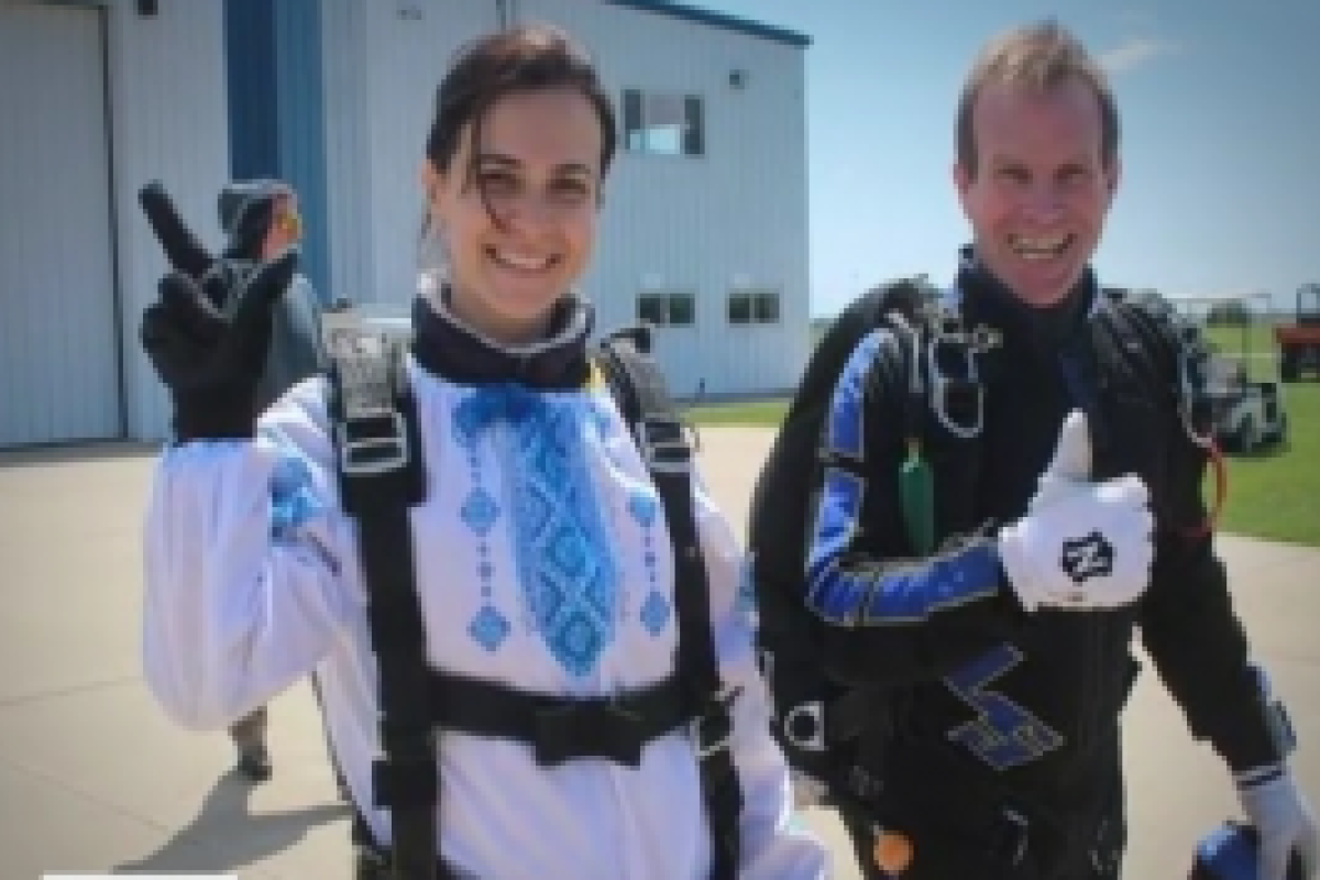 На аэродроме Чикаго десять человек прыгнули с парашютами в украинских вышиванках