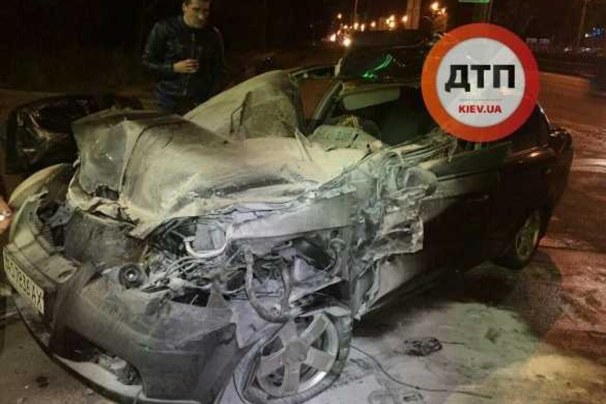В Киеве произошло жесткое ДТП: "Chevrolet" на скорости влетел в грузовик