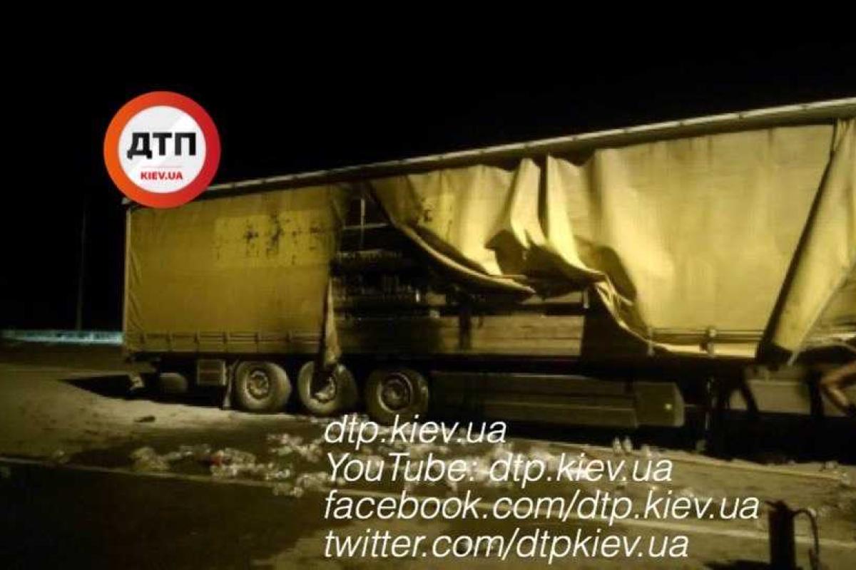 В Ровенской области загоревшийся прицеп фуры тушили минеральной водой В Ровенской области загоревшийся прицеп фуры тушили минеральной водой