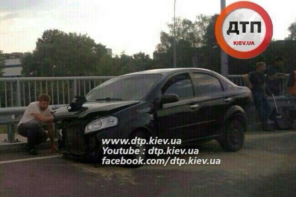 Под Киевом пьяный водитель "Chevrolet" влетел в автомобиль дорожной службы