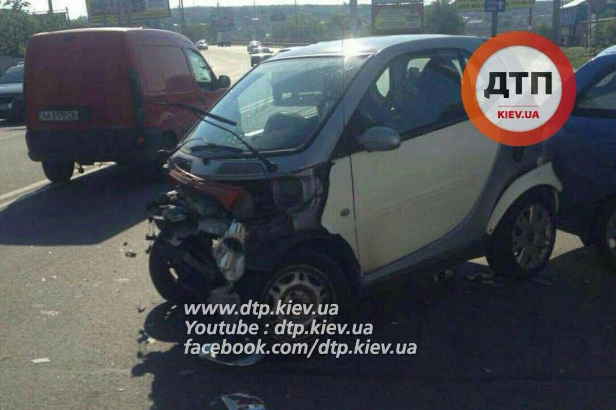 Полиция просит отозваться свидетелей ДТП под Киевом: "Chevrolet" вылетел навстречу "Smart" Полиция просит отозваться свидетелей ДТП под Киевом: "Chevrolet" вылетел навстречу "Smart"