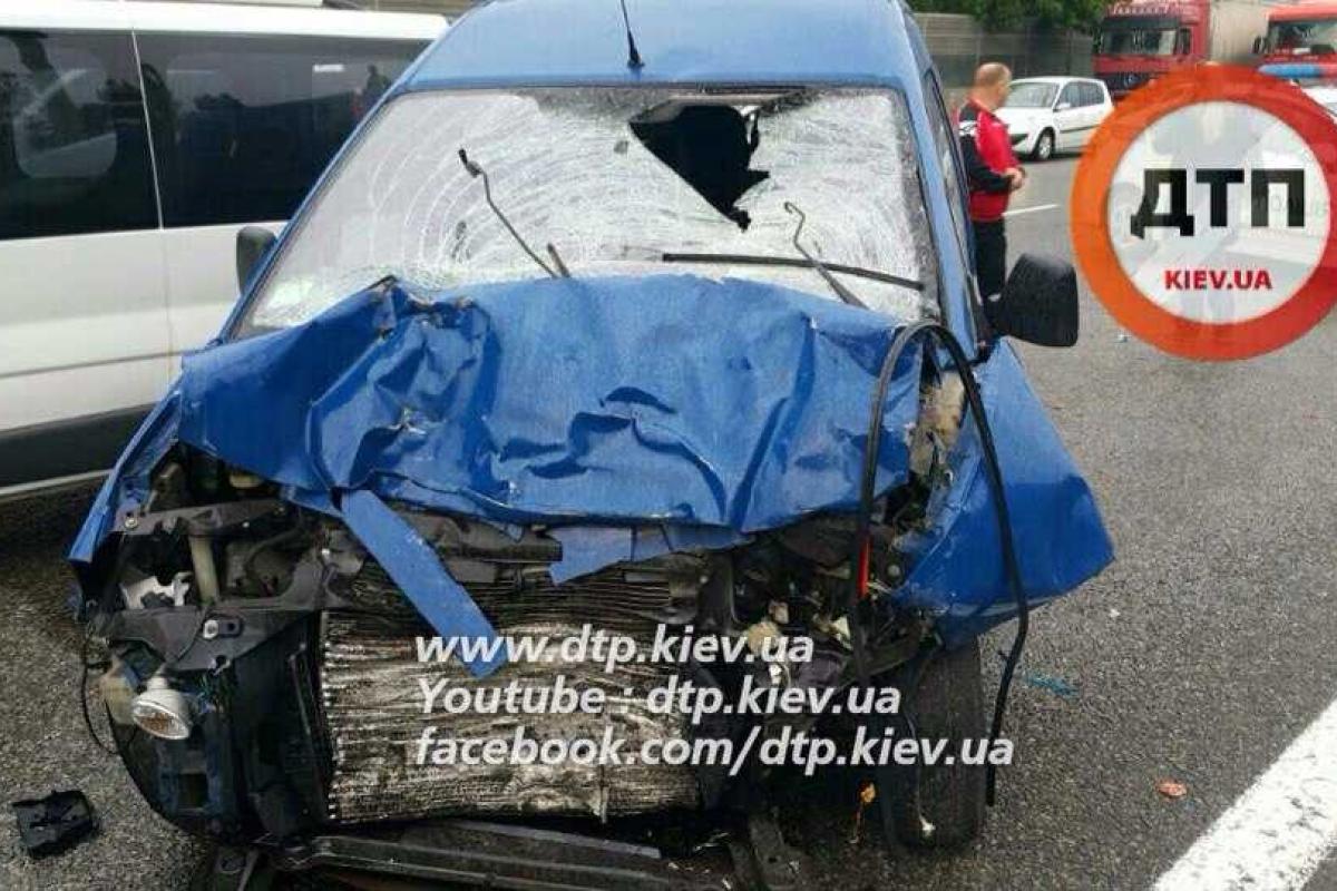 Оперативное видео с места смертельного ДТП под Киевом: покореженные авто и погибший водитель Оперативное видео с места смертельного ДТП под Киевом: покореженные авто и погибший водитель