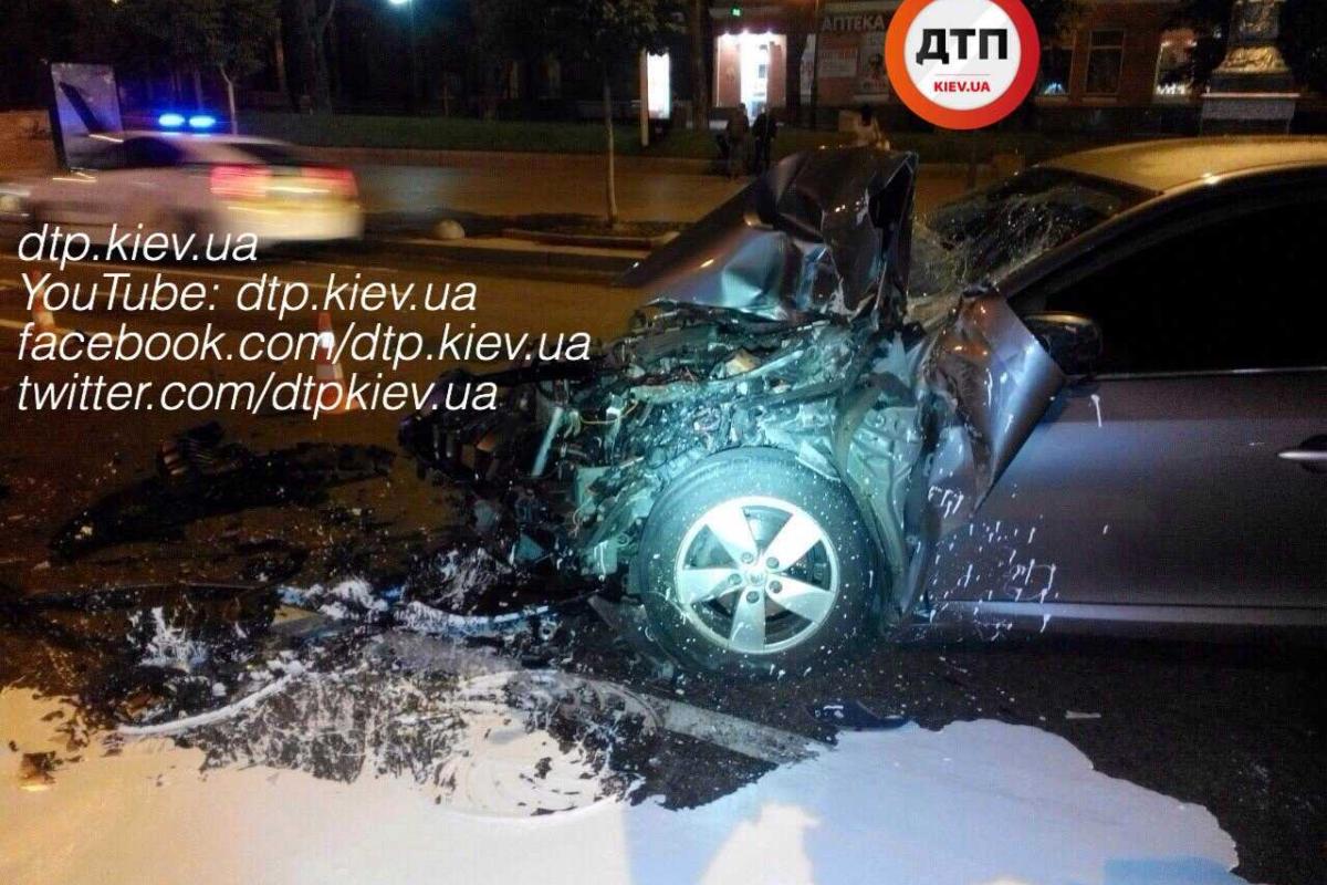 В Киеве пьяный водитель "Renault" на огромной скорости влетел в машину дорожной службы В Киеве пьяный водитель "Renault" на огромной скорости влетел в машину дорожной службы