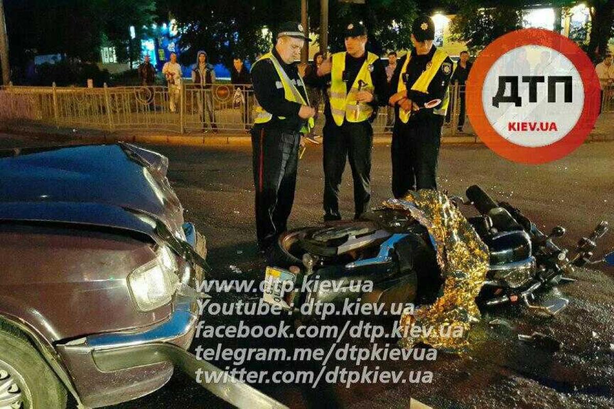 В Киеве пилот мотоцикла "Yamaha" влетел в "Волгу": оперативное видео с места ДТП