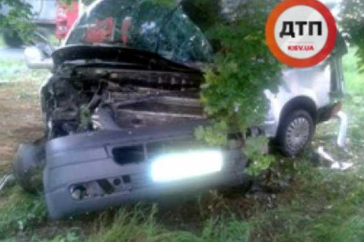 Фатальная скорость: на Одесчине "Volkswagen" на скорости впечатался в дерево Фатальная скорость: на Одесчине "Volkswagen" на скорости впечатался в дерево