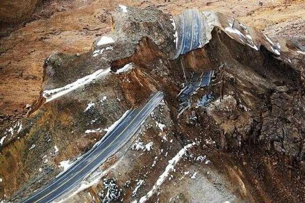 В Узбекистане оползень заживо похоронил людей в автомобилях