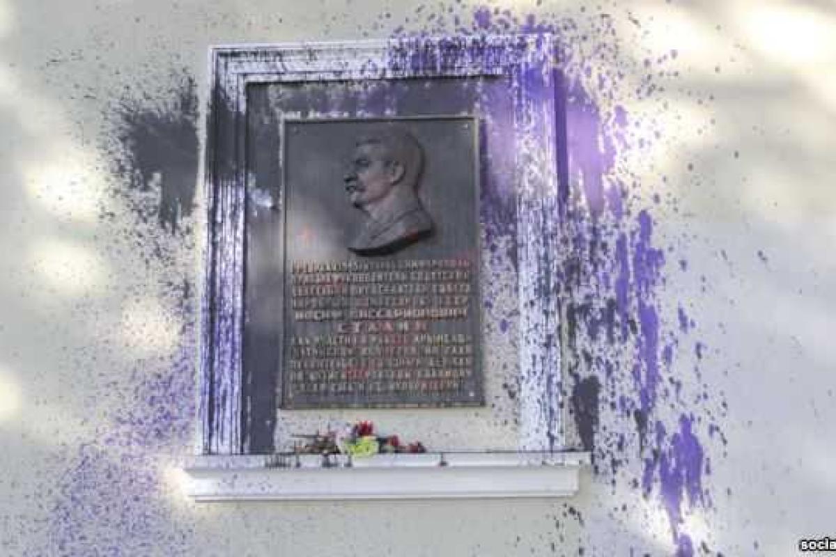 В оккупированном Симферополе мемориальная доска Сталину за ночь "посинела" В оккупированном Симферополе мемориальная доска Сталину за ночь "посинела"