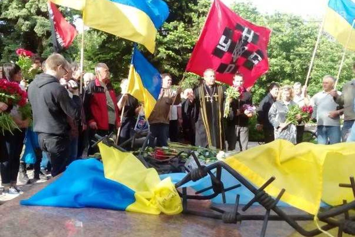 В Мариуполе провели митинг-реквием, посвященный памяти жертв политических репрессий В Мариуполе провели митинг-реквием, посвященный памяти жертв политических репрессий