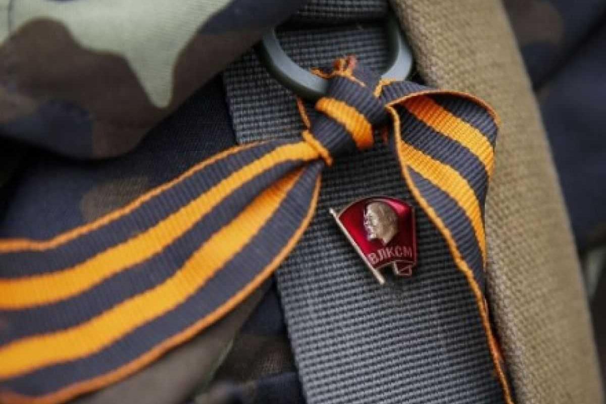 В Мариуполе пенсионеров забросали яйцами за георгиевские ленточки