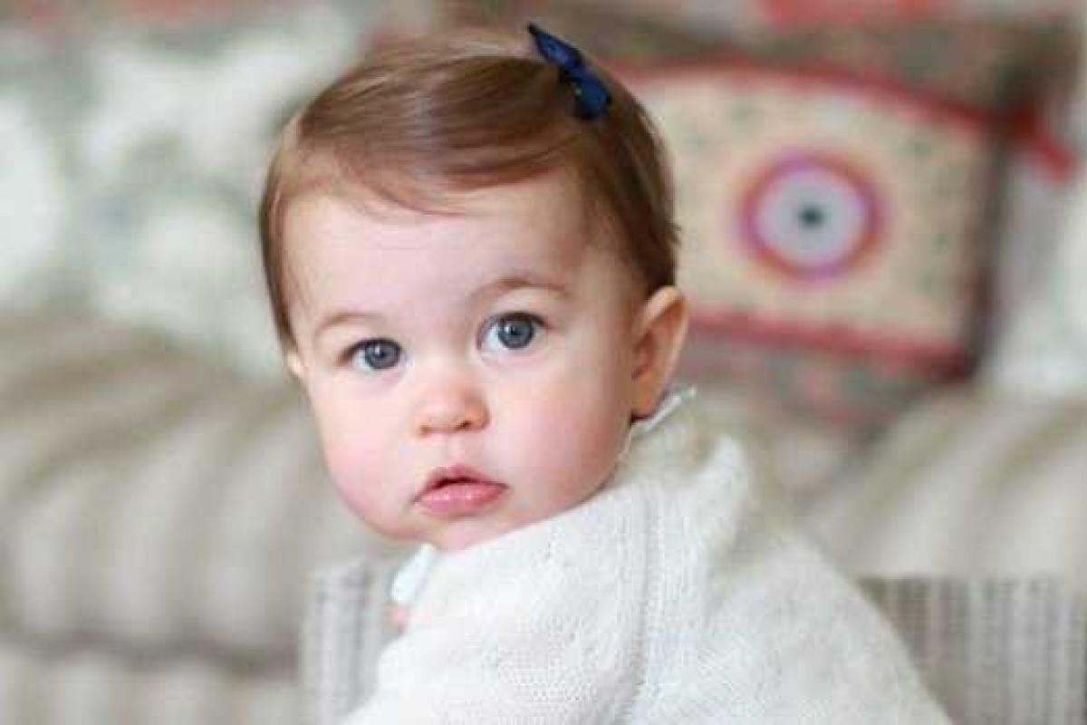 Пятая правнучка королевы Елизаветы II принцесса Шарлотта отпраздновала день рождения