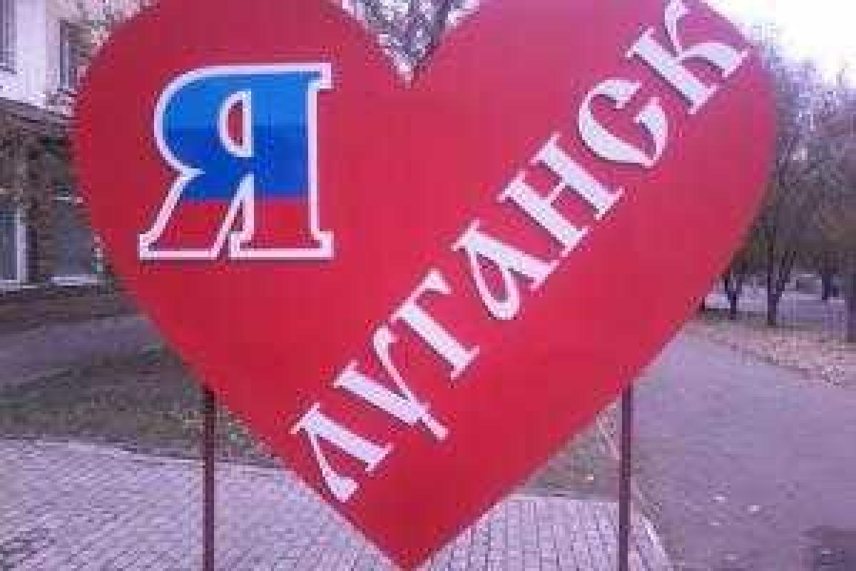 Прокол властей "ЛНР": даже в памятнике российские "освободители" стоят за спинами мирных людей Прокол властей "ЛНР": даже в памятнике российские "освободители" стоят за спинами мирных людей