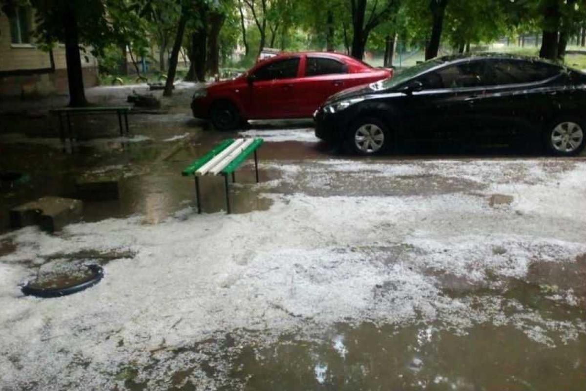 Днепропетровск обильно залило дождем и засыпало градом
