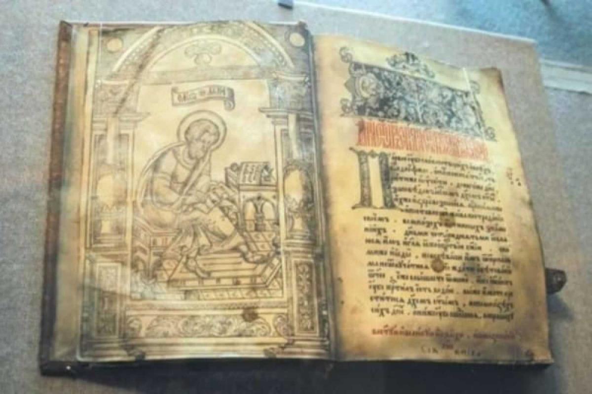 Полиция просит помощи в розыске похитителя раритетной книги из киевской библиотеки Полиция просит помощи в розыске похитителя раритетной книги из киевской библиотеки