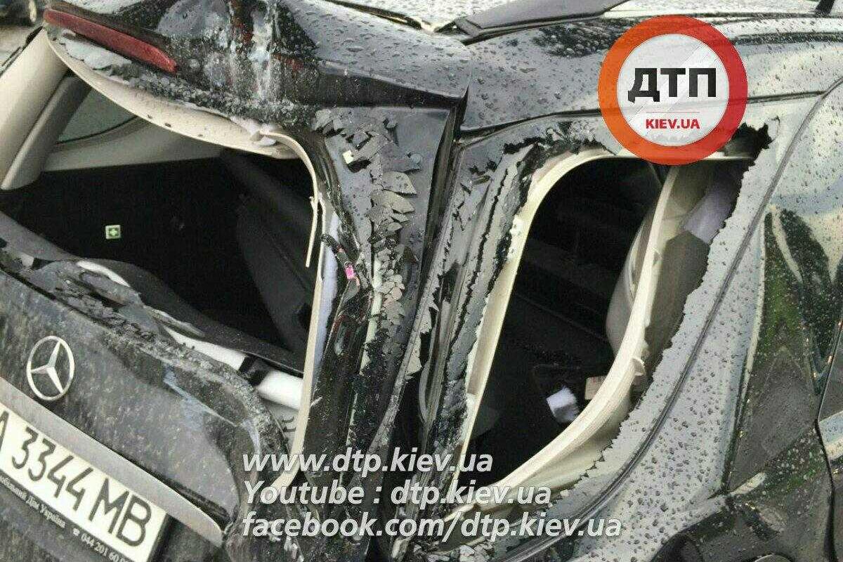 В Киеве пьяный водитель грузовика на полной скорости протаранил "Mercedes"