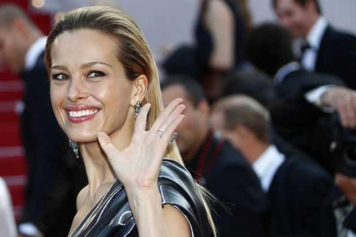 Супермодель Петра Немцова, запутавшись в платье, грохнулась на красной дорожке