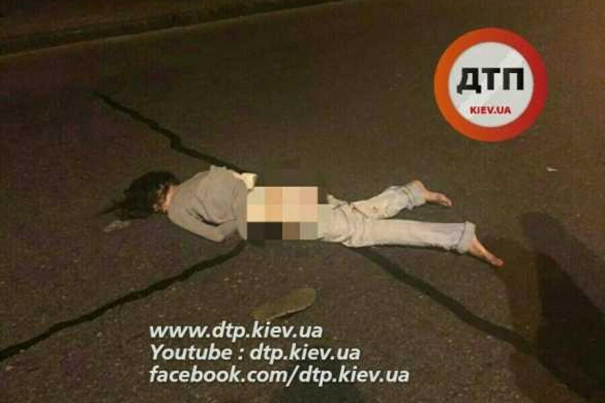 В Киеве разыскивают автомобиль, который на большой скорости сбил девушку и скрылся с места ДТП В Киеве разыскивают автомобиль, который на большой скорости сбил девушку и скрылся с места ДТП