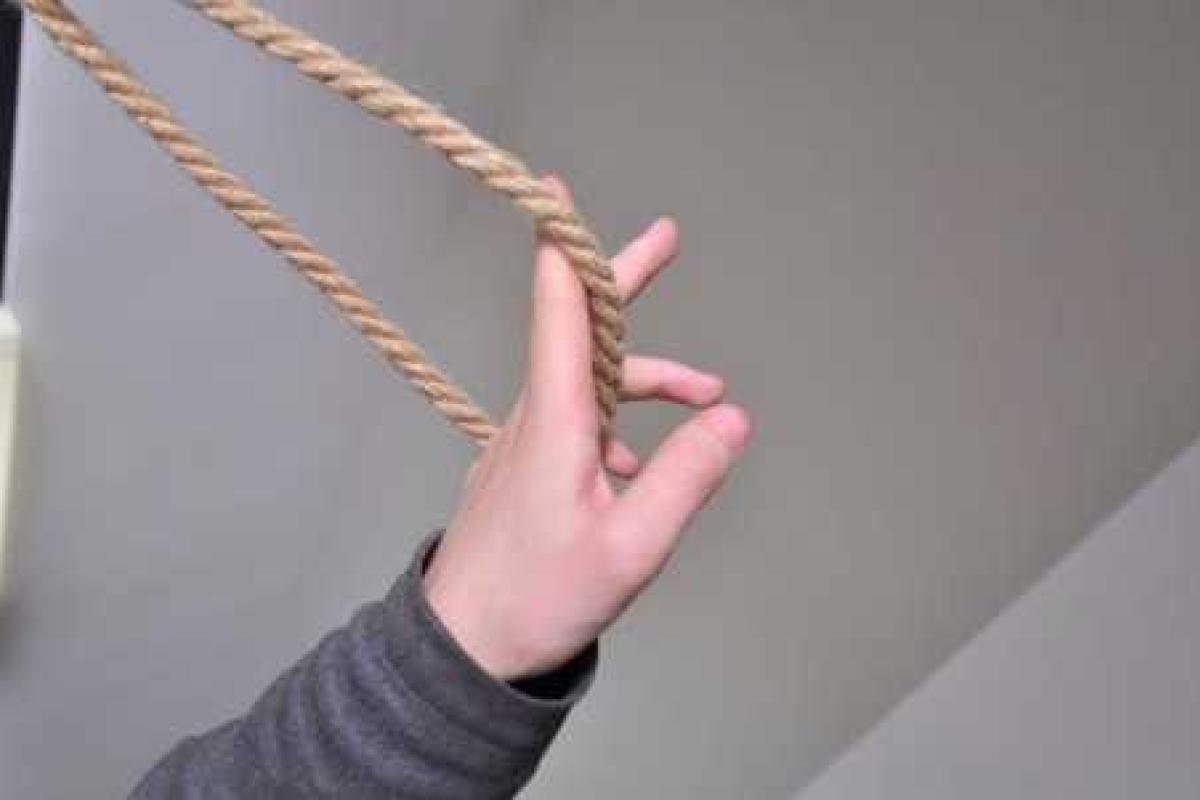Фатальные игры: в Запорожской области случайно повесилась 9-летняя девочка  Фатальные игры: в Запорожской области случайно повесилась 9-летняя девочка